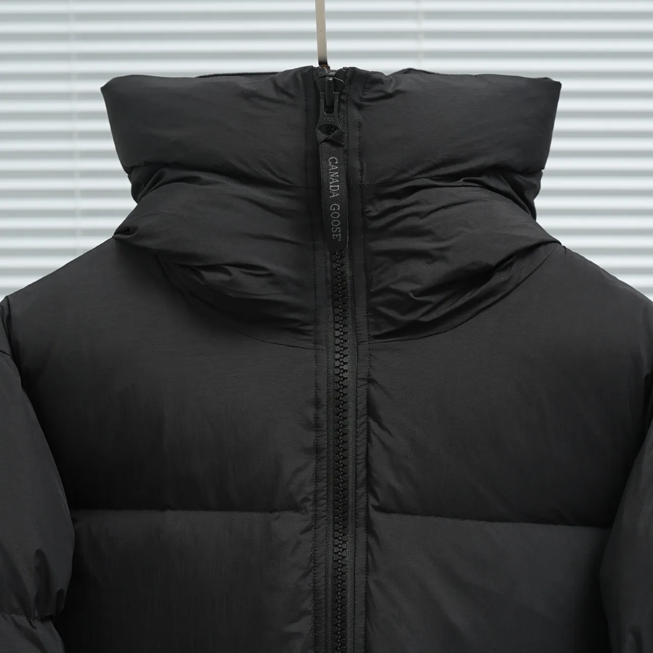 P940 Canada Goose Lawrence Down Jacket The Lawrence Down Jacket provides essential protection for everyday adventures and is made from sustainable Enduraluxe fabric with a durable soft touch. It features a quilted body, an adjustable down hood and a longer hem. Adjustable, down-filled, communicated hood. Two-way center front zipper increases range of motion and ventilation. The chin-protecting suede knit stand-up collar is soft and extra-comfortable. Inset rib-knit cuffs for added comfort and locked in heat. CORDURAD piping at the cuffs hem and reflective double-stripe grip tape at the back. Internal shoulder strap Color: black with red label black with black label azure blue Size: XS-2XL
